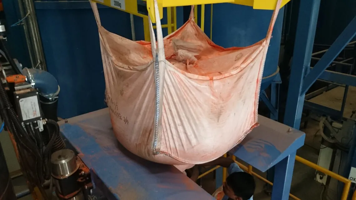 Kran - Big Bag Entleerstationen und Befüllung. Gestelle von Ingtec.