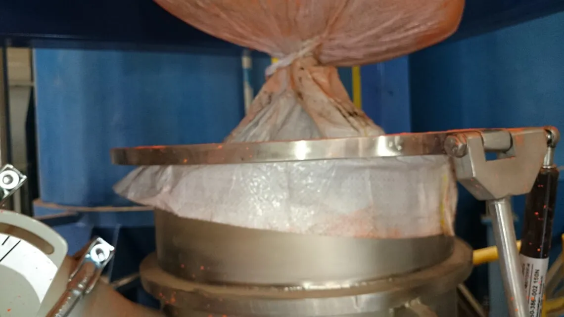   Staubfrei - Big Bag Entleerstationen und Befüllung. Gestelle von Ingtec.